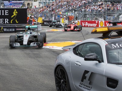 Nico Rosberg, Sebastian Vettel a Lewis Hamilton zoradený za Safety Car