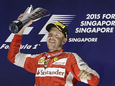 Sebastian Vettel a jeho víťazné oslavy na pódiu