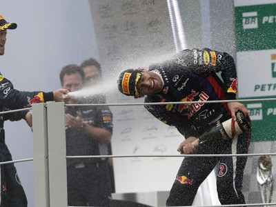 Sebastian Vettel a jeho víťazné oslavy s tímovým kolegom