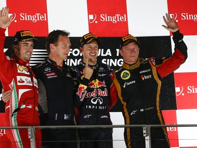Sebastian Vettel ( v strede) oslavuje svoj triumf na VC Singapuru