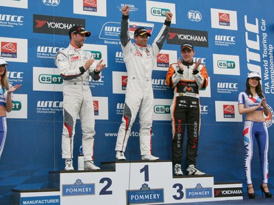 Zľava: José Maria Lopéz z Argentíny, Sébastien Loeb z Francúzska a Norbert Michelisz z Maďarska na stupni víťazov; ZDROJ: SITA