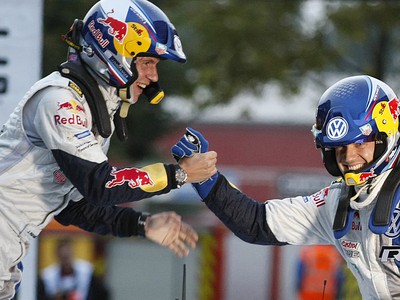 Sébastien Ogier so spolujazdcom oslavuje svoj predčasný triumf