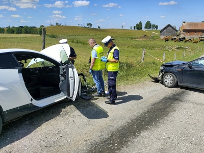 Policajti vyšetrujú dopravnú nehodu