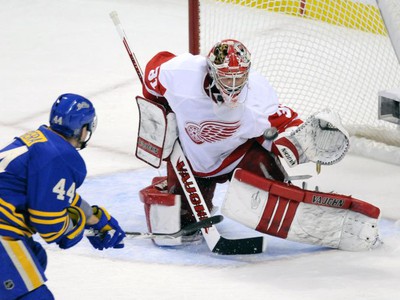 Andrej Sekera prekonáva MacDonalda z Detroitu