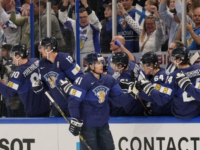 Miro Heiskanen oslavuje so striedačkou gól Fínska