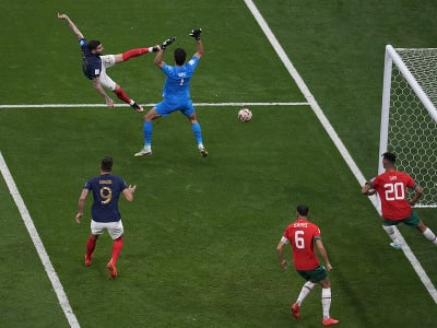 Na snímke francúzsky futbalista Theo Hernandez (vľavo) strieľa gól na 1:0 počas semifinálového zápasu Francúzsko - Maroko 