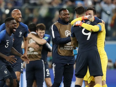Samuel Umtiti so spoluhráčmi oslavuje postup Francúzska do finále