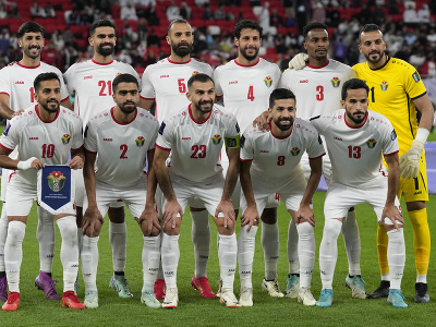Hráči Jordánska pózujú pre skupinovú fotografiu pred semifinálovým zápasom 