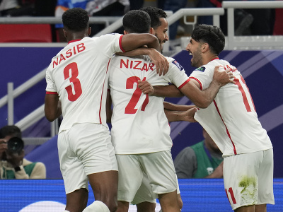 Vpravo útočník Jordánska Yazan Al-Naimat oslavuje svoj úvodný gól v 53. minúte