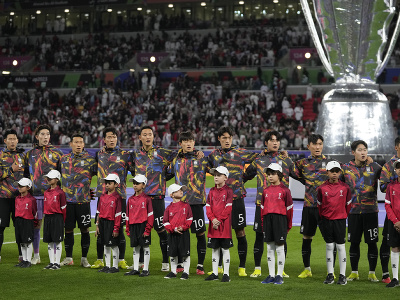 Juhokórejskí futbalisti počas hymny pred zápasom semifinále Ázijského pohára vo futbale Jordánsko - Kórejská republika