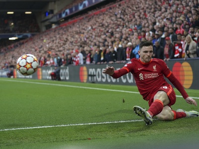 Hráč Liverpoolu Andrew Robertson odkopáva loptu