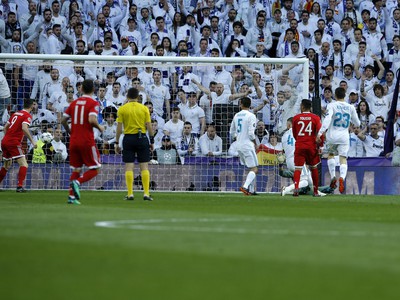 Joshua Kimmich strieľa vedúci gól Bayernu