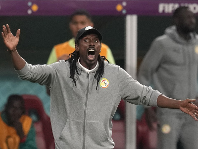 Aliou Cissé na lavičke