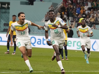 Senegalský hráč Ismaila Sarr (vpravo) sa teší z gólu