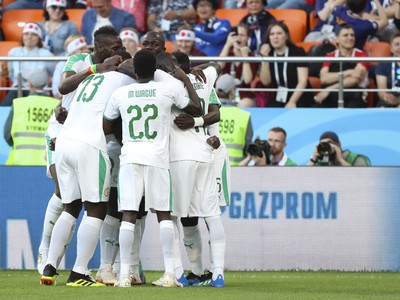 Hráči Senegalu oslavujú gól
