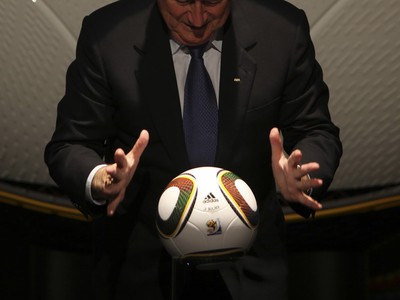 Sepp Blatter s loptou Jabulani