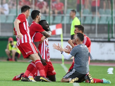 Na snímke radosť hráčov Sepsi po strelení gólu počas odvetného zápasu