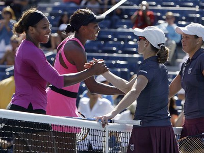 Serena a Venus Williamsové so svojimi súperkami Carou Black a Liezel Huberovou, 14.9.2009