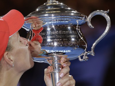 Angelique Kerberová s jej premiérovou grandslamovou trofejou po finálovom triumfe nad Serenou Williamsovou