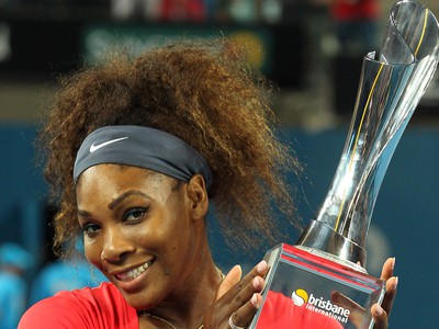 Serena s trofejou z