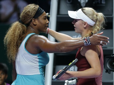 Serena Williamsová a Caroline Wozniacka po skončení duelu