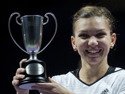 Simona Halepová so svojou trofejou za druhé miesto