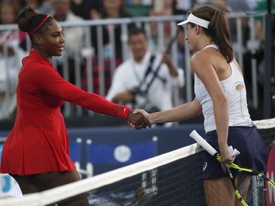 Serena Williamsová si podáva ruku s Johannou Kontovou