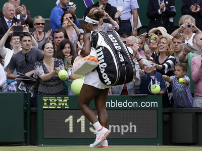 Serena Williamsová neskrývala sklamanie po prehre a vypadnutí z Wimbledonu. Napriek tomu fanúšikov potešila autogramom.