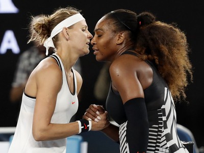 Serena Williamsová podáva ruku Češke Lucii Šafářovej