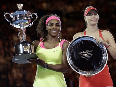 Serena Williamsová a Maria Šarapovová so svojimi trofejami