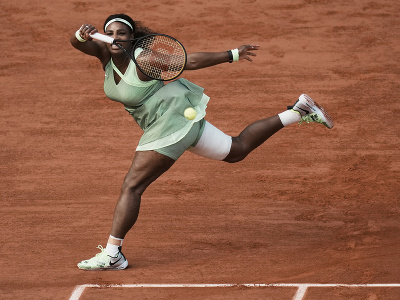 Serena Williamsová odvracia loptičku 