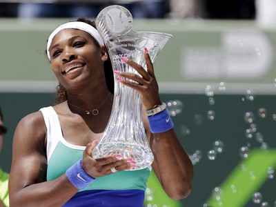 Serena Williamsová s trofejou