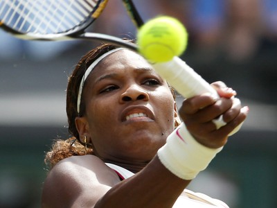 Serena Williamsová s raketou. Mladšia zo sestier je favoritkou i aktuálne prebiehajúceho US Open