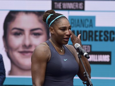 Serena Williamsová v slzách počas záverečného ceremoniálu