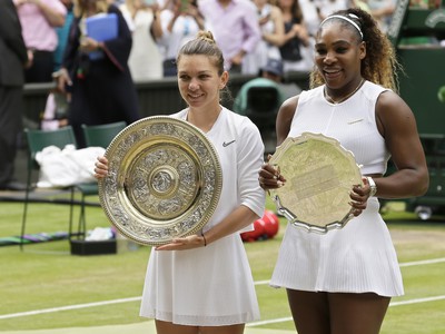 Simona Halepová a Serena Williamsová po finále Wimbledonu 2019