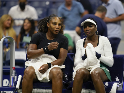 Americká dvojica Serena Williamsová a Venus Williamsová počas zápasu