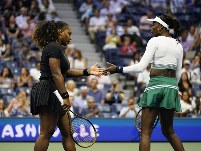 Sestry Williamsové vypadli v úvodnom kole štvorhry US Open