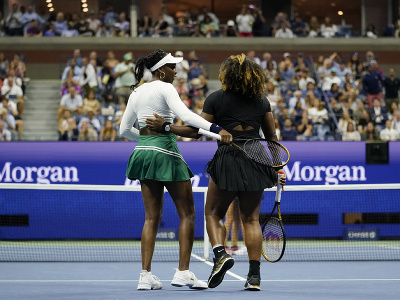 Sestry Williamsové vypadli v úvodnom kole štvorhry US Open