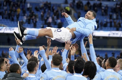 Hráči Manchestru City vyhadzujú do vzduchu spoluhráča Sergia Agüera počas osláv majstrovského titulu