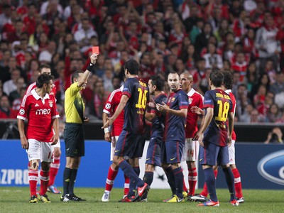 Barcelončan Sergio Busquets inkasuje červenú kartu