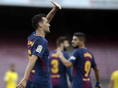 Sergio Busquets kýva prázdnemu hľadisku na Camp Nou