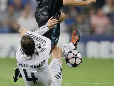 Sergio Ramos bojuje o loptu s Benoit Cheyroum