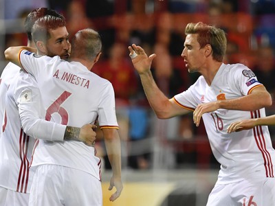 Na snímke druhý zľava španielsky hráč Sergio Ramos oslavuje gól so spoluhráčmi