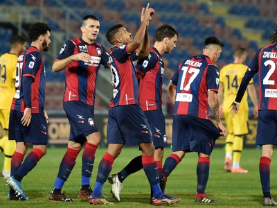 Hráči Crotone sa radujú z gólu v sieti Parmy