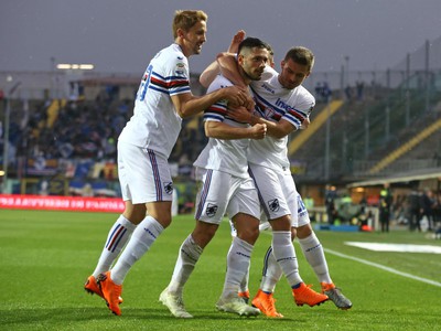 Gianluca Caprari so spoluhráčmi oslavuje gól Sampdorie