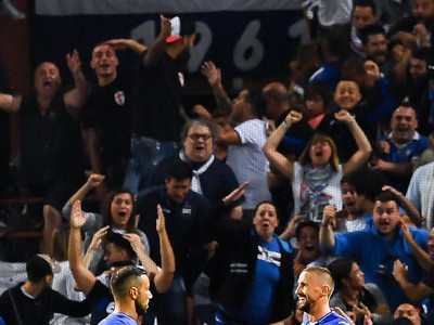 Hráči Sampdorie oslavujú tretí gól v sieti Neapolu