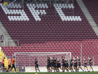 Futbalisti MFK Ružomberok sa rozcvičujú počas tréningu