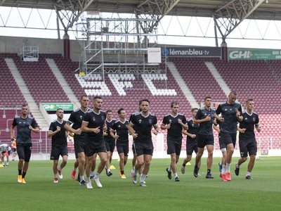  Futbalisti MFK Ružomberok sa rozcvičujú počas tréningu