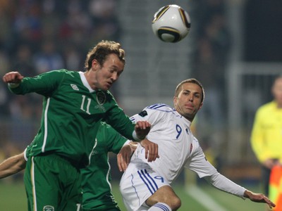 McGeady hlavičkuje pred Šestákom