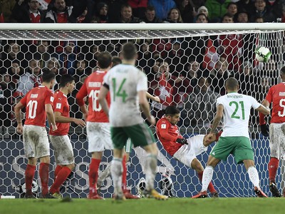 Ricardo Rodriguez zabraňuje gólu Severných Írov